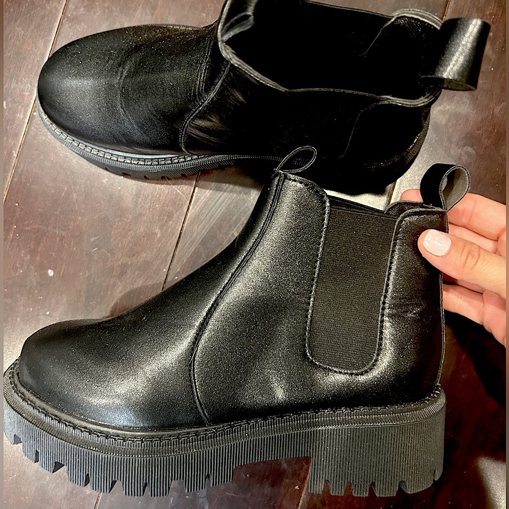 Black Chelsea boots size 5.5 (35) NEVER WORN great condition